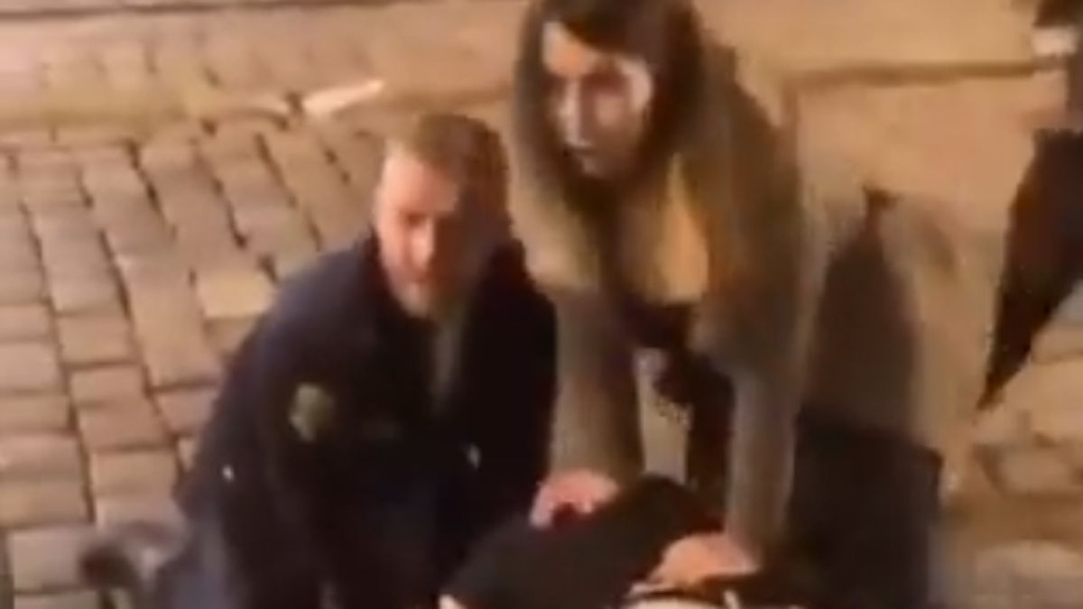 Opilý policista, který vláčel dívku za vlasy, není mimo službu. Šel na neschopenku
